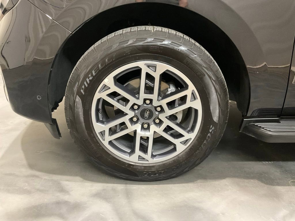 Used 2025 Ford Expedition Max Active AWD/4WD image 6