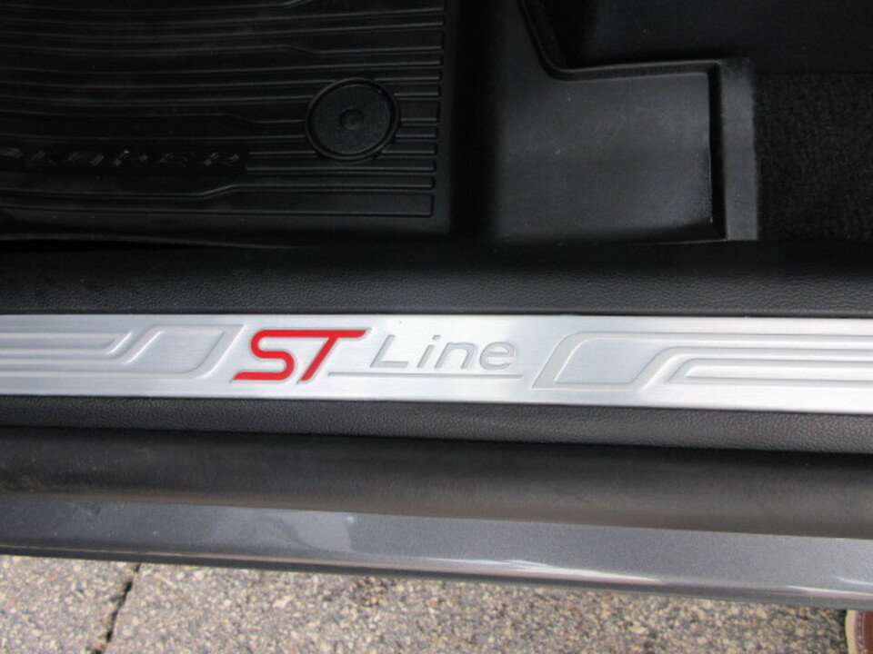 Used 2025 Ford Explorer ST-Line w/ Premium Package image 16