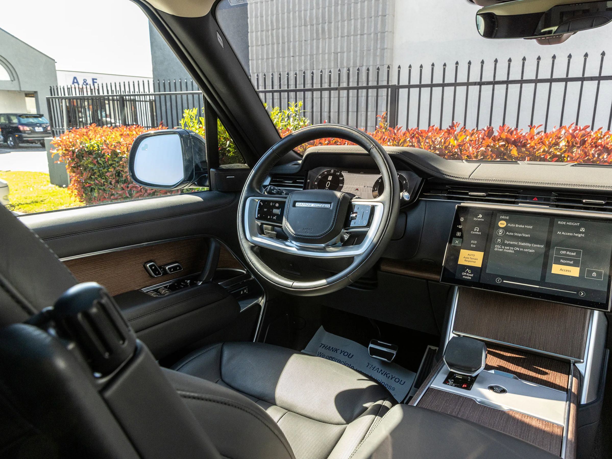 Used 2025 Land Rover Range Rover Long Wheelbase SE image 32