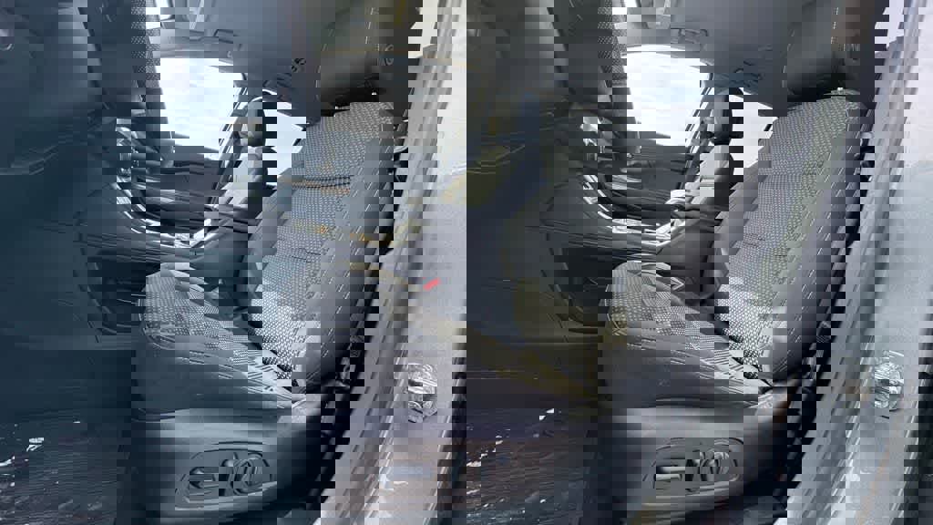 Used 2021 GMC Acadia SLE w/ Driver Convenience Package image 16