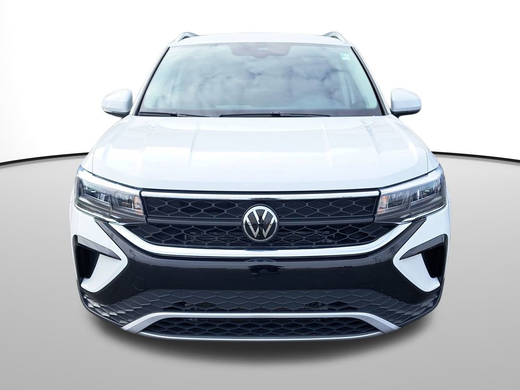Used 2024 Volkswagen Taos SE image 2