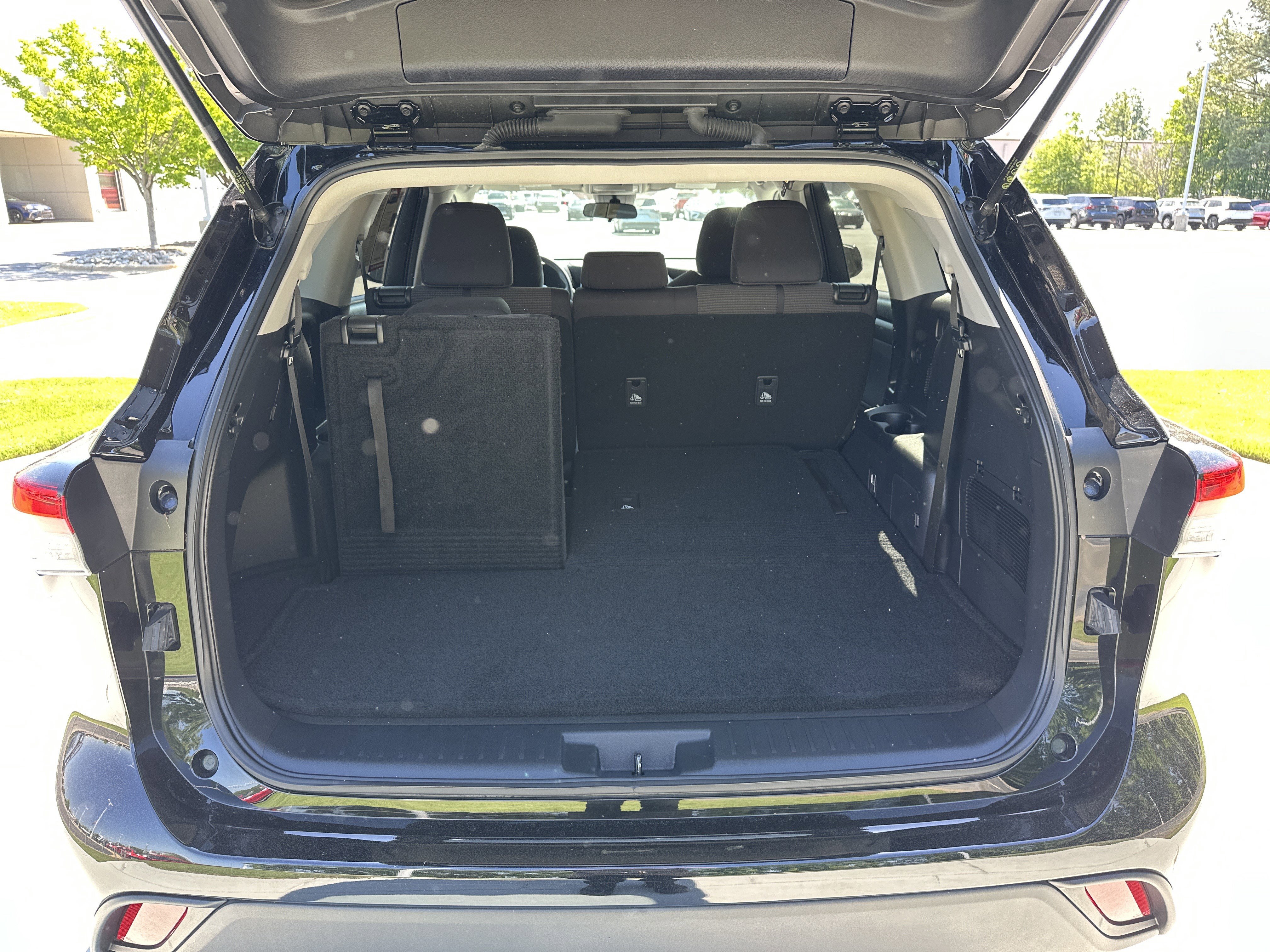 Used 2023 Toyota Highlander L FWD image 32