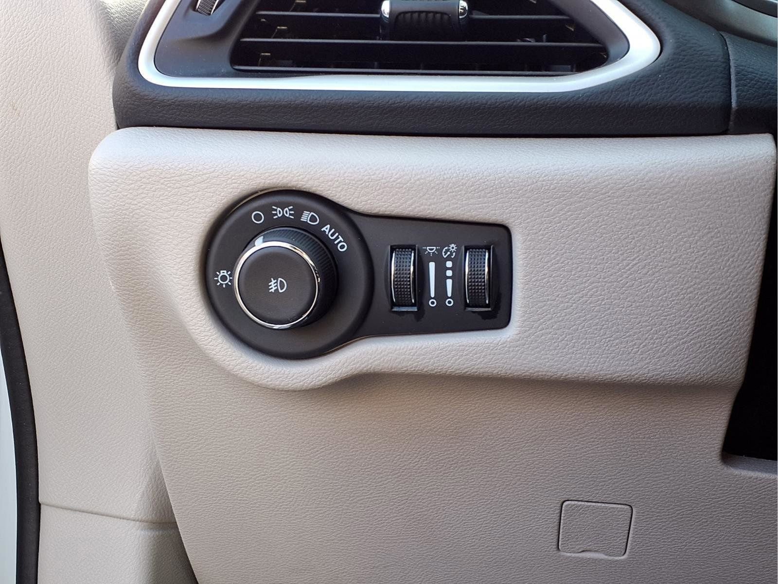 Used 2024 Chrysler Pacifica Touring-L image 16