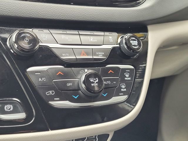 Used 2024 Chrysler Pacifica Touring-L image 11