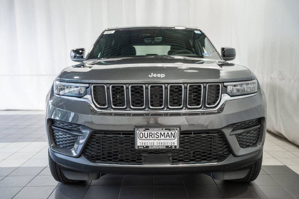 New 2026 Jeep Grand Cherokee Laredo w/ Trailer Tow Package AWD/4WD image 2