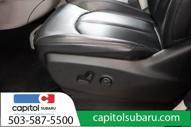 Used 2023 Chrysler Pacifica Touring-L image 13