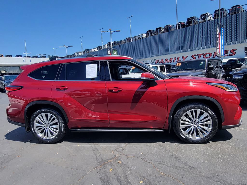 Used 2023 Toyota Highlander Platinum FWD image 32