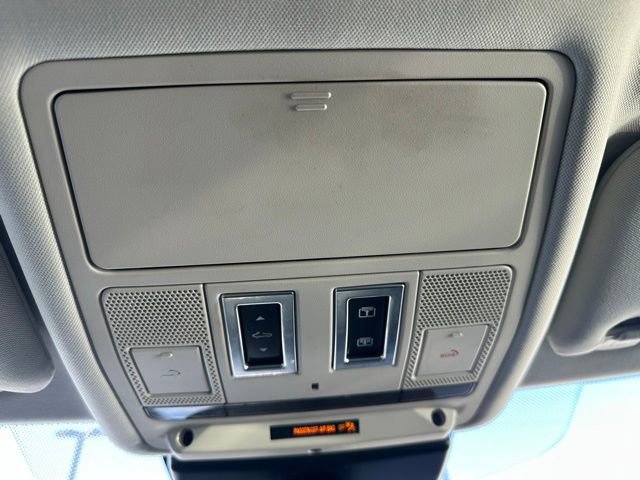 Used 2019 Jaguar XE Premium image 23