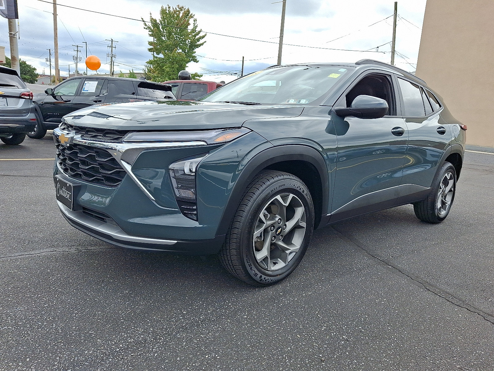 Used 2025 Chevrolet Trax LT FWD image 1