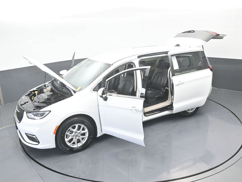 Used 2023 Chrysler Pacifica Touring-L image 64