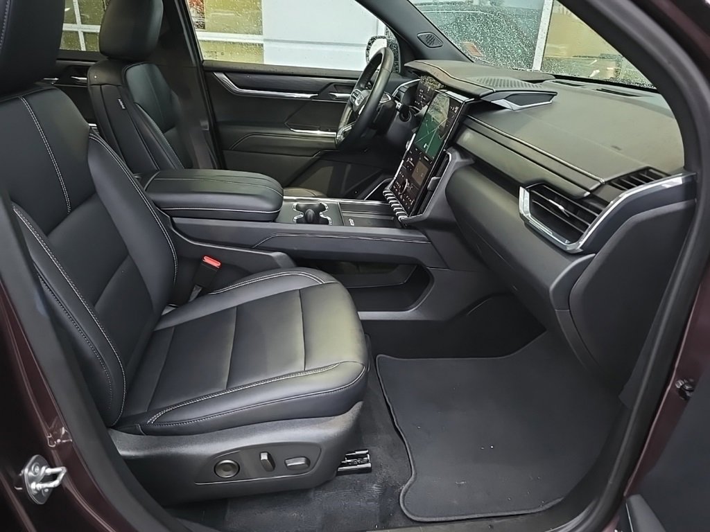 Used 2024 GMC Acadia Elevation image 31