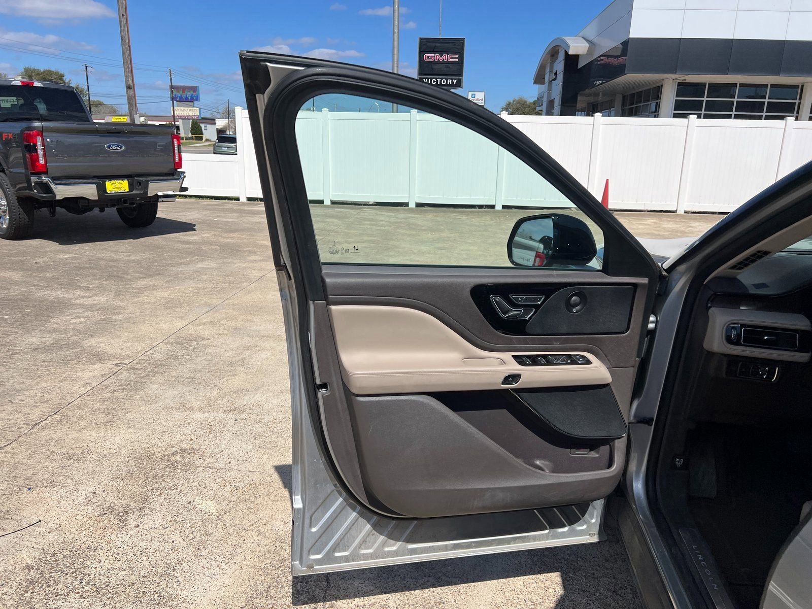 Used 2022 Lincoln Aviator Reserve w/ Equipment Group 201A AWD/4WD image 17