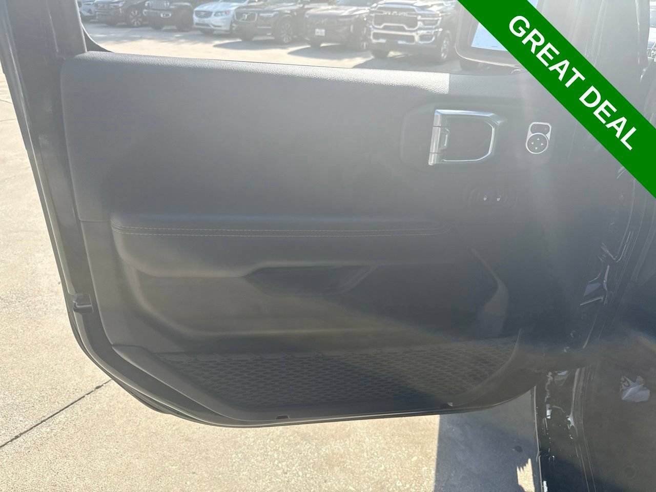 Used 2025 Jeep Wrangler Unlimited Sahara w/ Safety Group AWD/4WD image 17