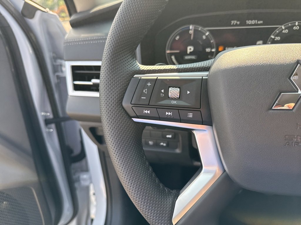 New 2025 Mitsubishi Outlander SE image 38