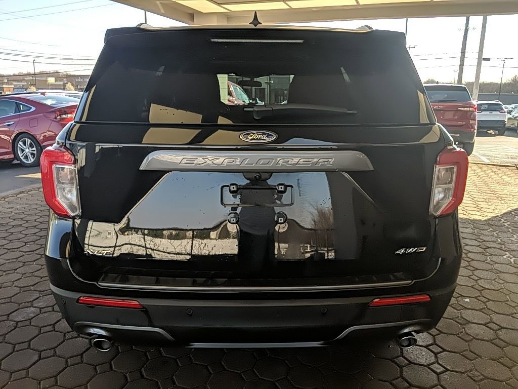Used 2024 Ford Explorer XLT w/ Equipment Group 202A image 7