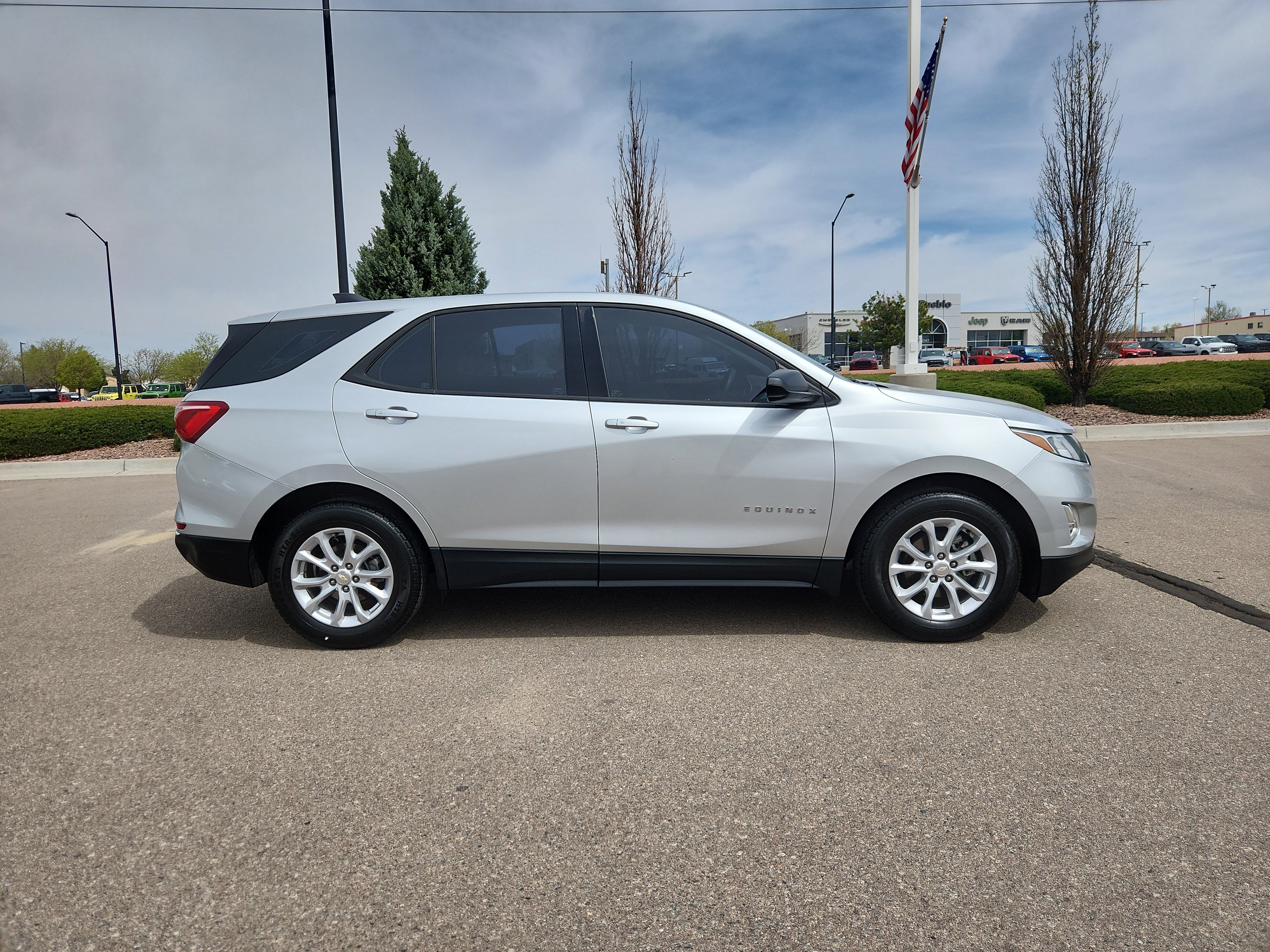 Used 2018 Chevrolet Equinox LS FWD image 2