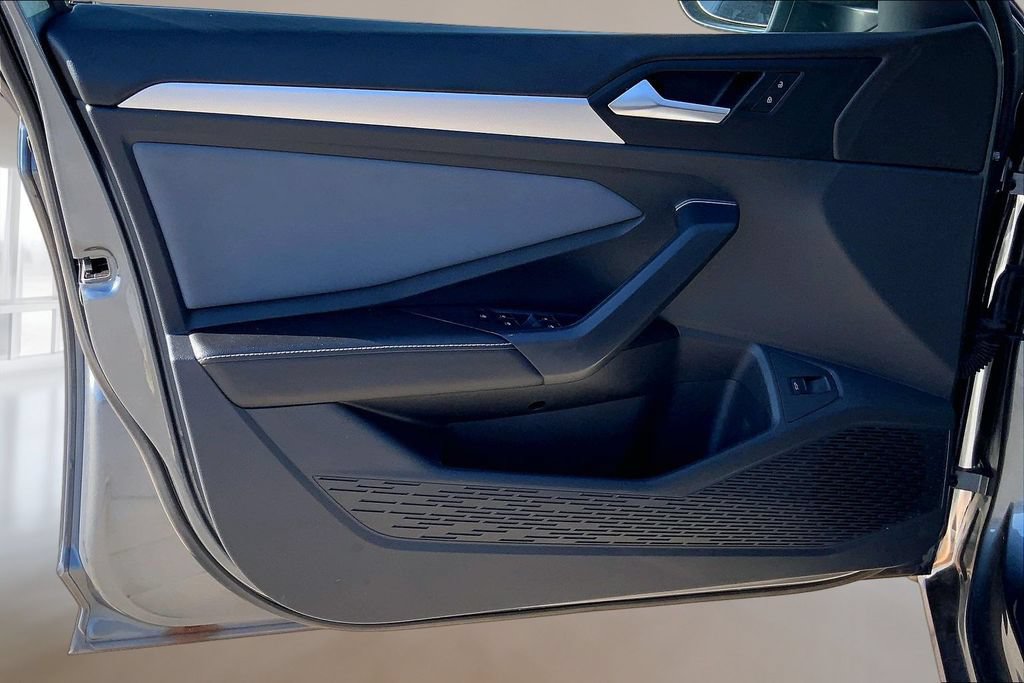 Certified 2025 Volkswagen Jetta SE FWD image 22
