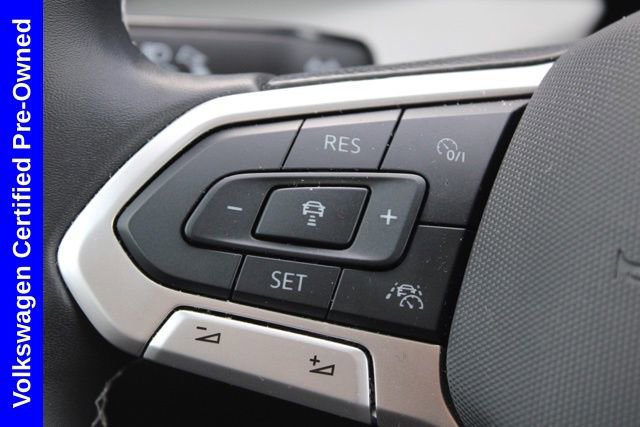 Used 2025 Volkswagen Taos SE image 27