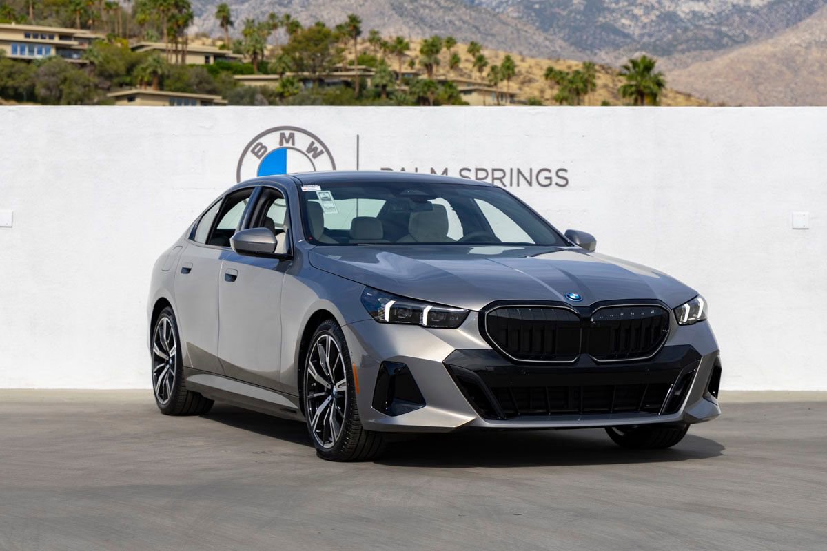 New 2026 BMW 550e xDrive w/ Premium Package AWD/4WD image 2