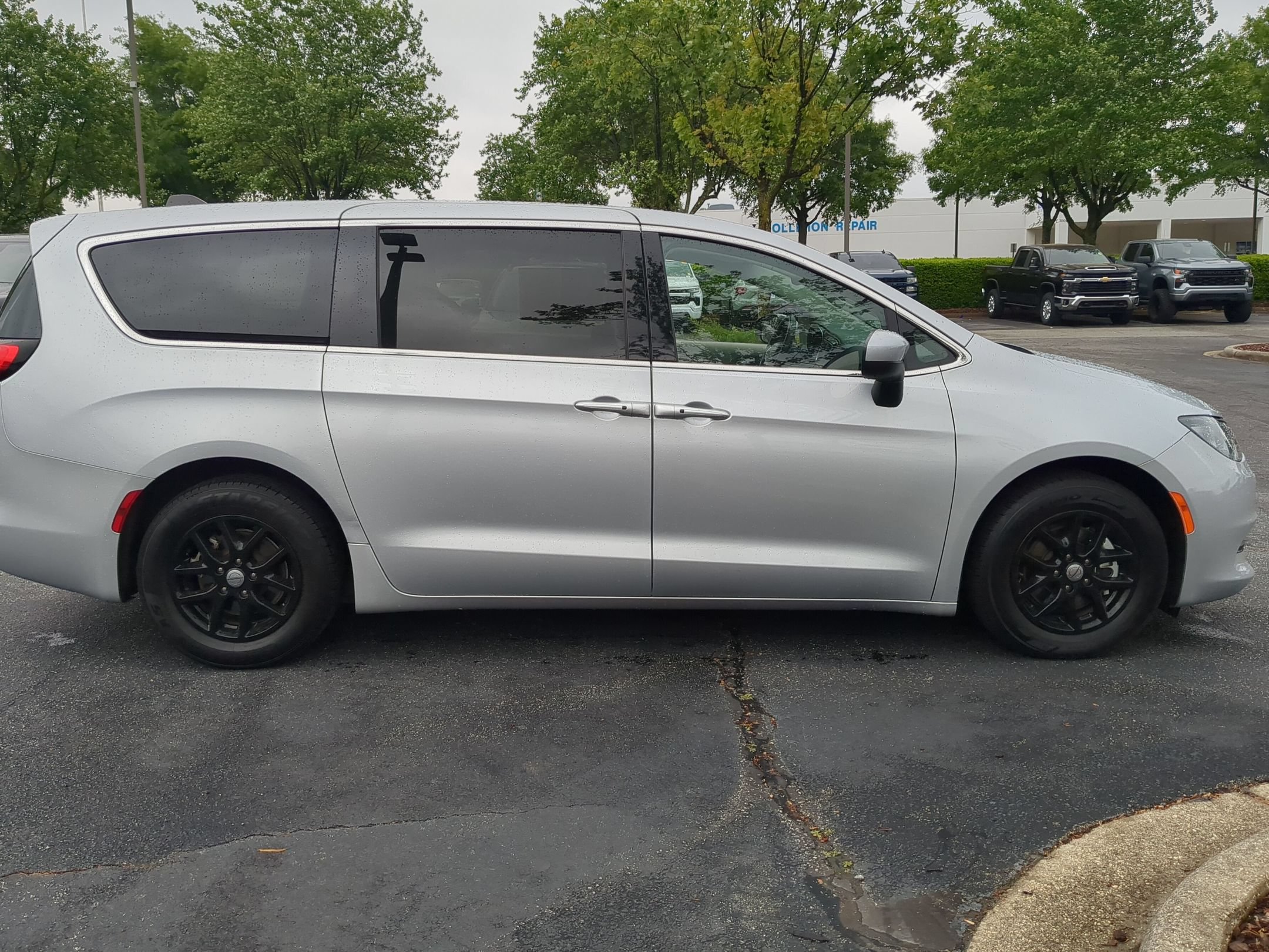 Used 2023 Chrysler Voyager LX FWD image 11