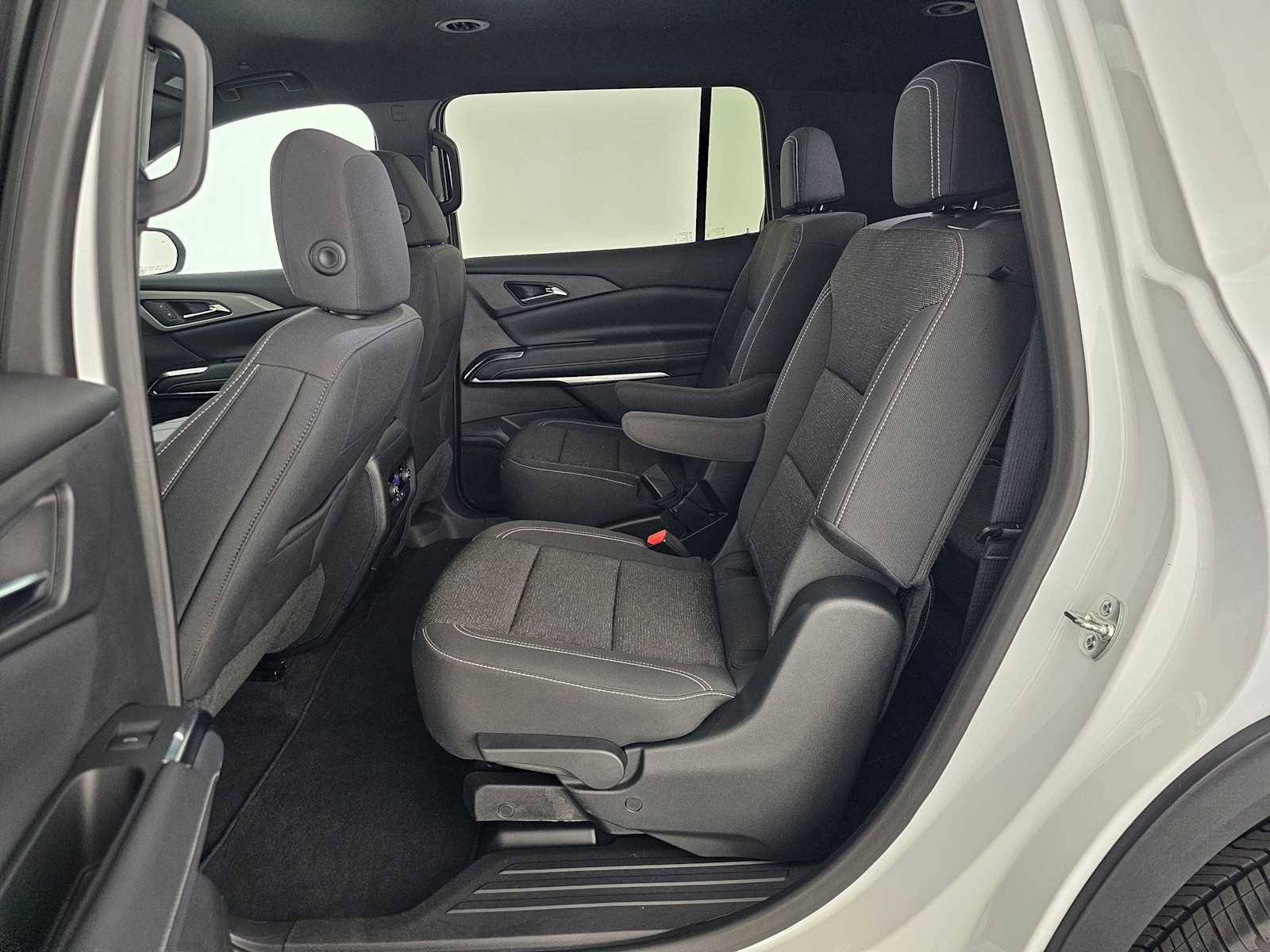 Used 2025 Chevrolet Traverse LT FWD image 18