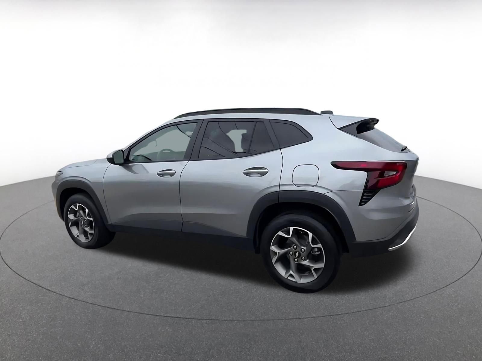 Used 2025 Chevrolet Trax LT FWD image 10