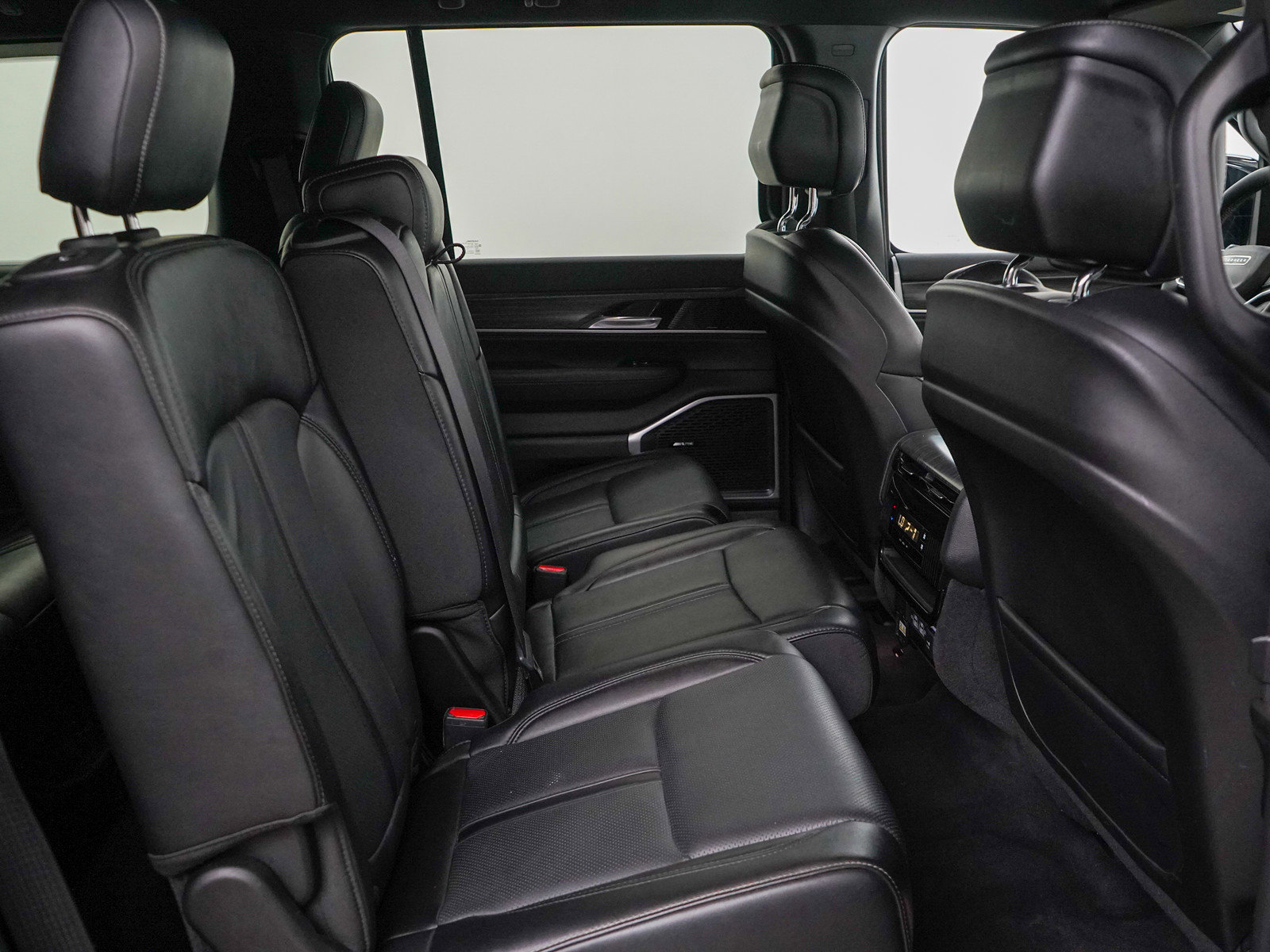 Used 2024 Jeep Wagoneer L Series II w/ Flexible Seating Group image 12