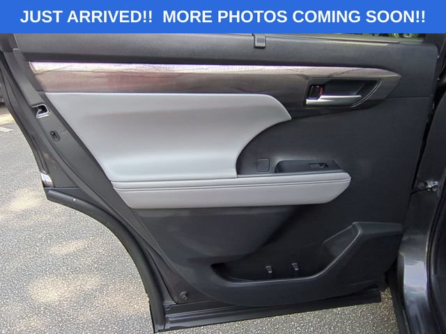 Used 2025 Toyota Highlander Limited FWD image 29