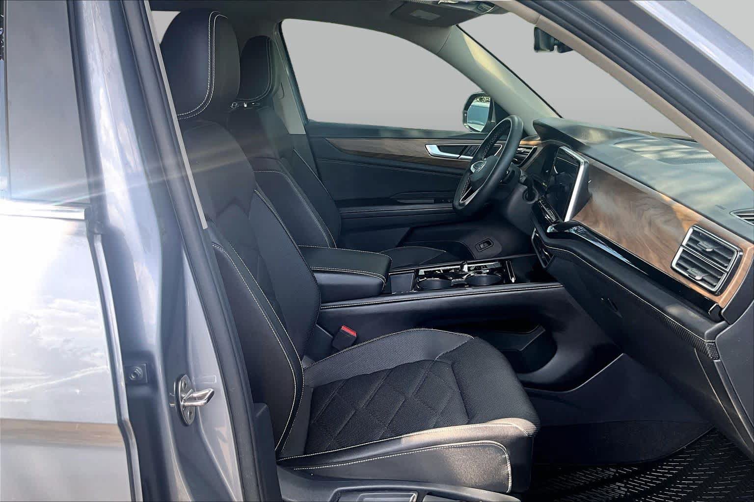 Used 2024 Volkswagen Atlas SE FWD image 8