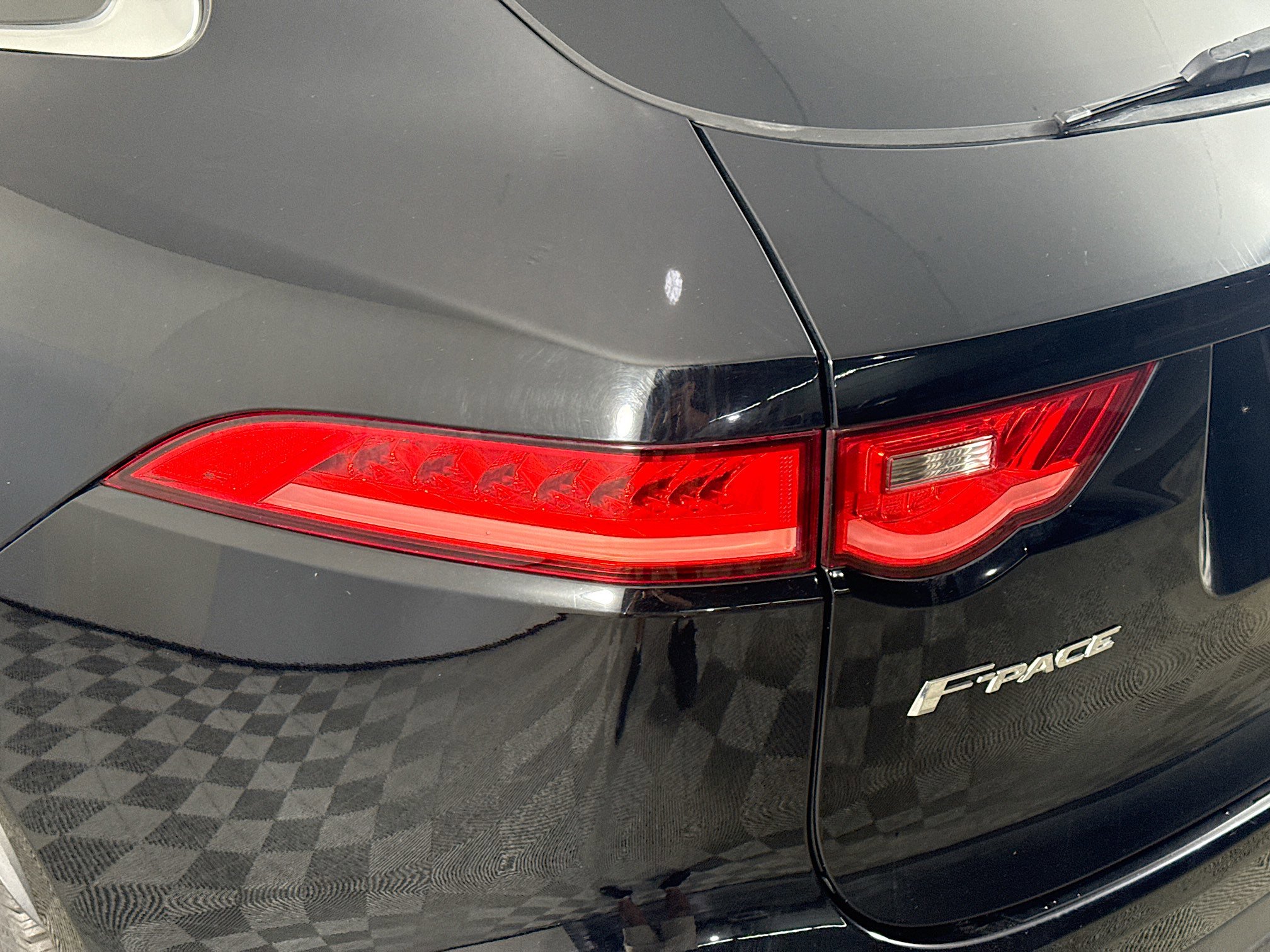 Used 2020 Jaguar F-PACE Premium image 36