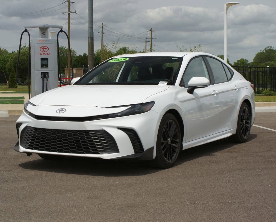 Used 2025 Toyota Camry SE FWD image 23