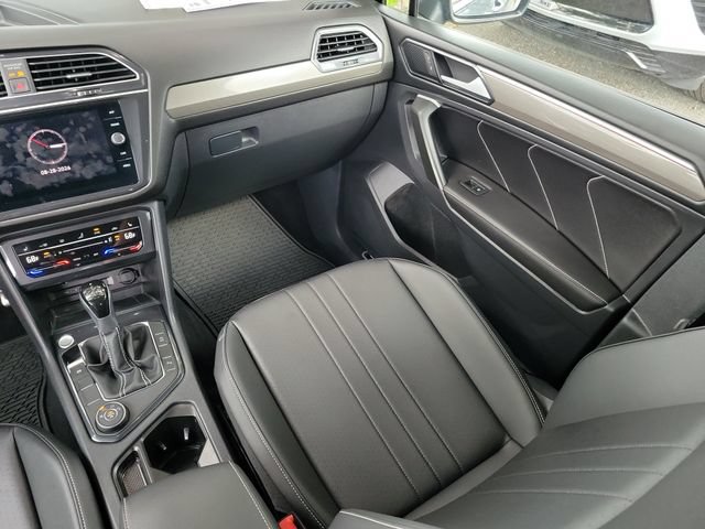 Used 2024 Volkswagen Tiguan SE R-Line AWD/4WD image 15
