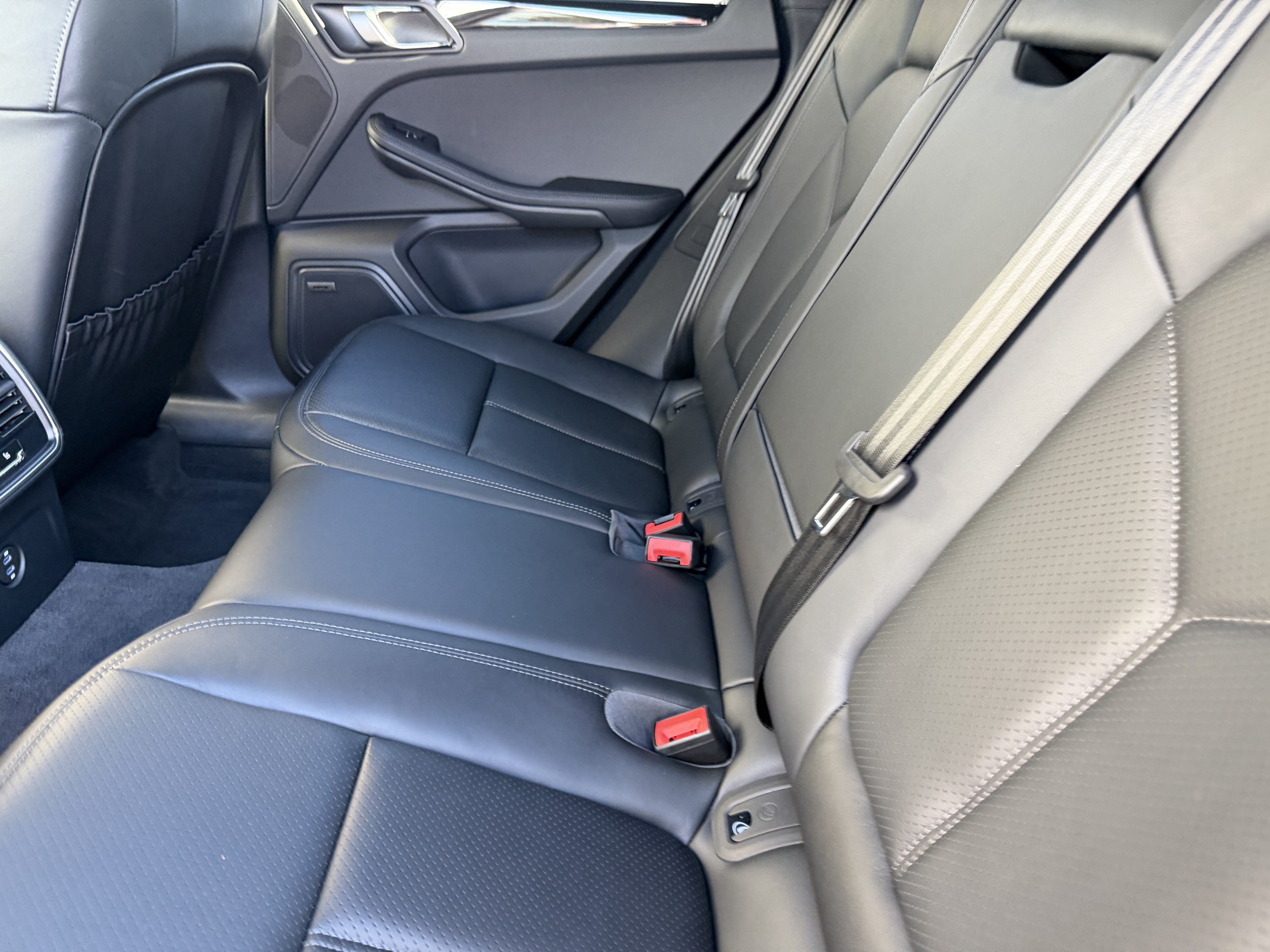 Certified 2025 Porsche Macan AWD/4WD image 18