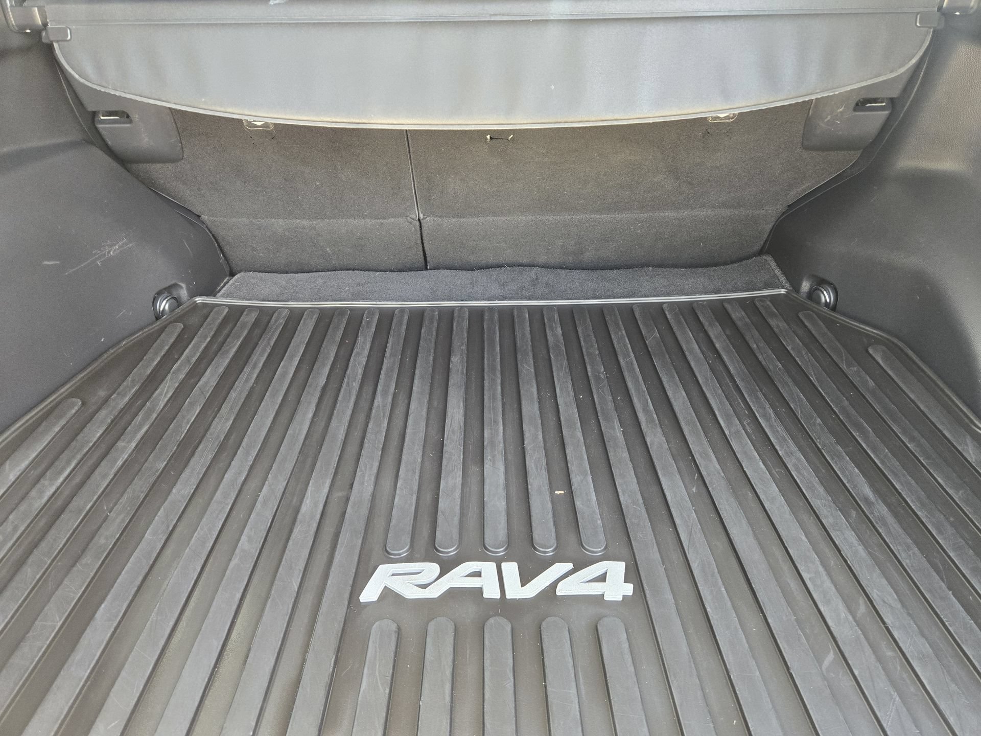 Used 2020 Toyota RAV4 XLE Premium FWD image 32