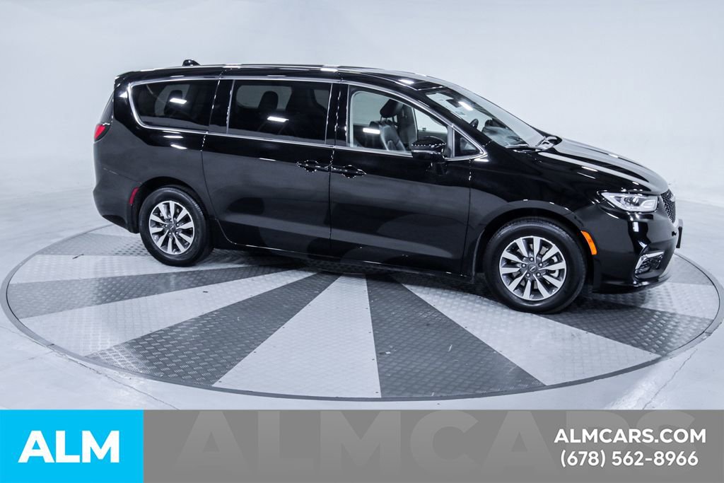 Used 2024 Chrysler Pacifica Select image 13