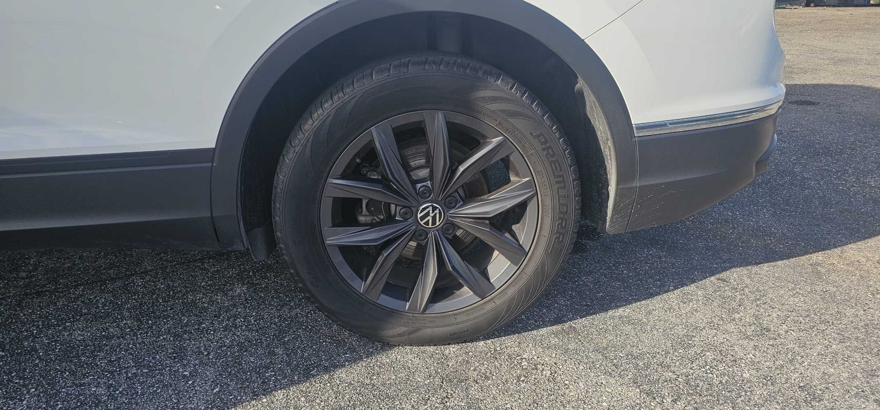 Used 2024 Volkswagen Tiguan SE w/ Panoramic Sunroof Package FWD image 12