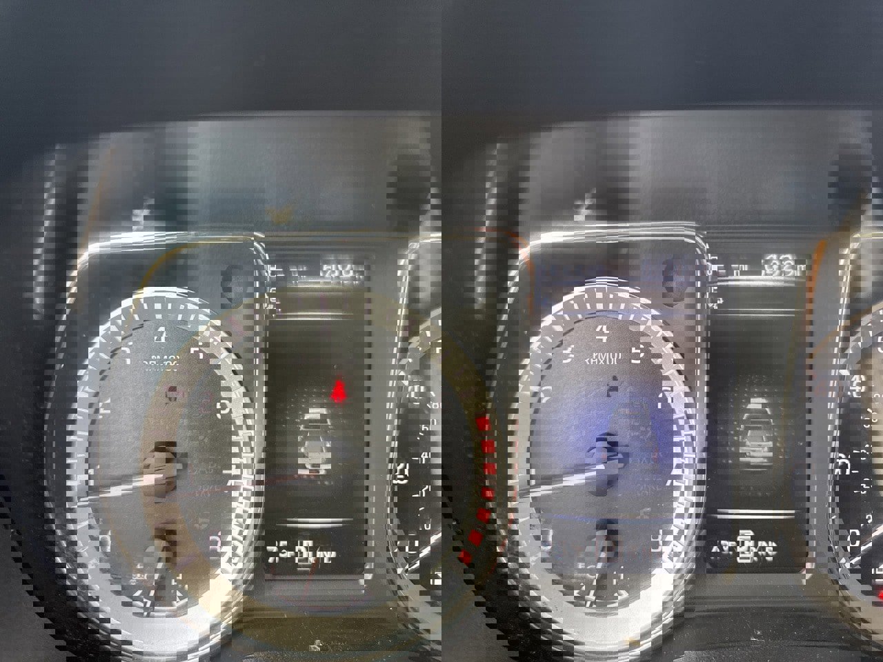 Used 2018 Nissan Titan SV w/ SV Convenience Package image 12