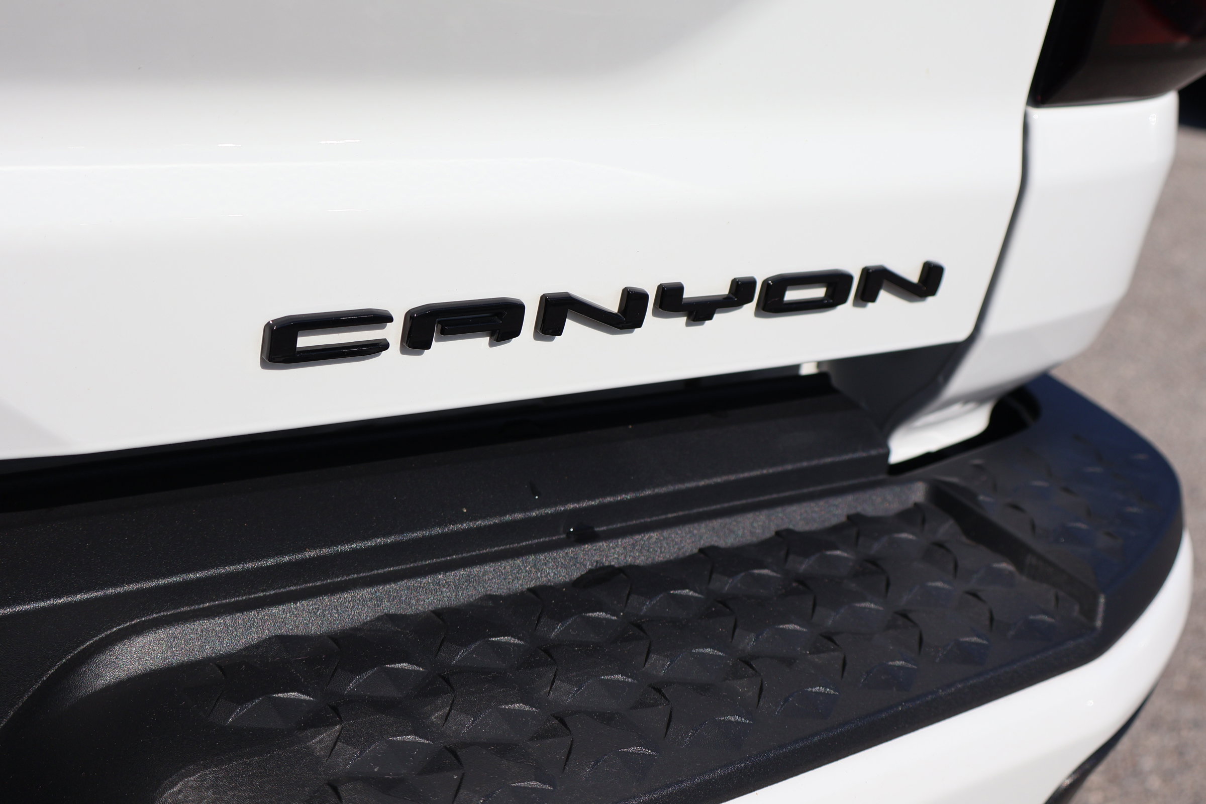 Used 2025 GMC Canyon Denali image 9