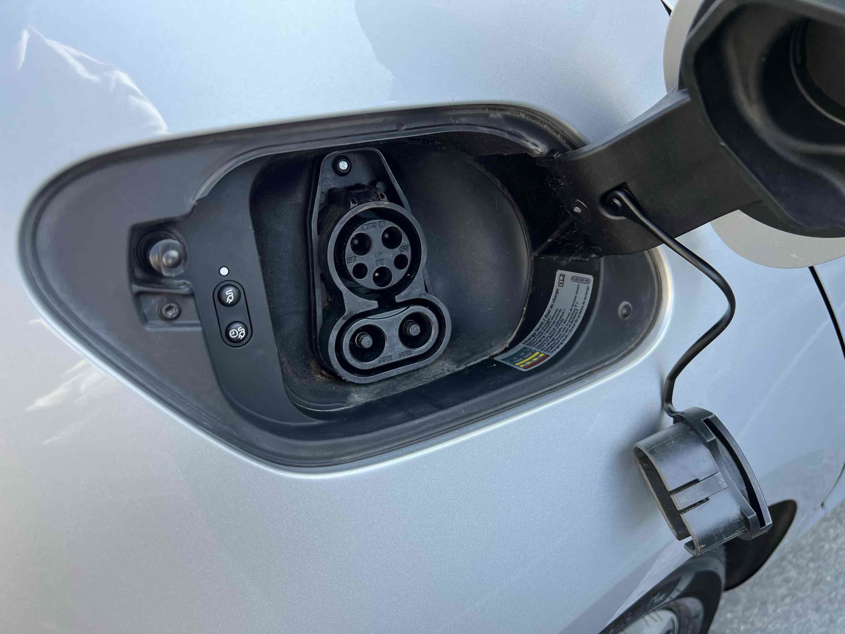 Used 2016 Volkswagen e-Golf SE w/ DC Fast Charging Package image 11