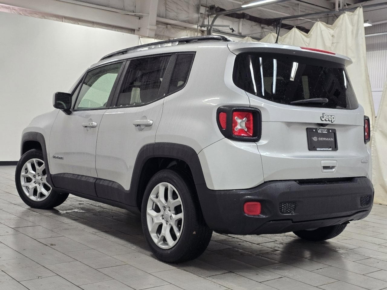 Used 2018 Jeep Renegade Latitude w/ Cold Weather Group image 10