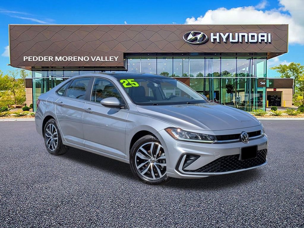 Used 2025 Volkswagen Jetta SE image 2