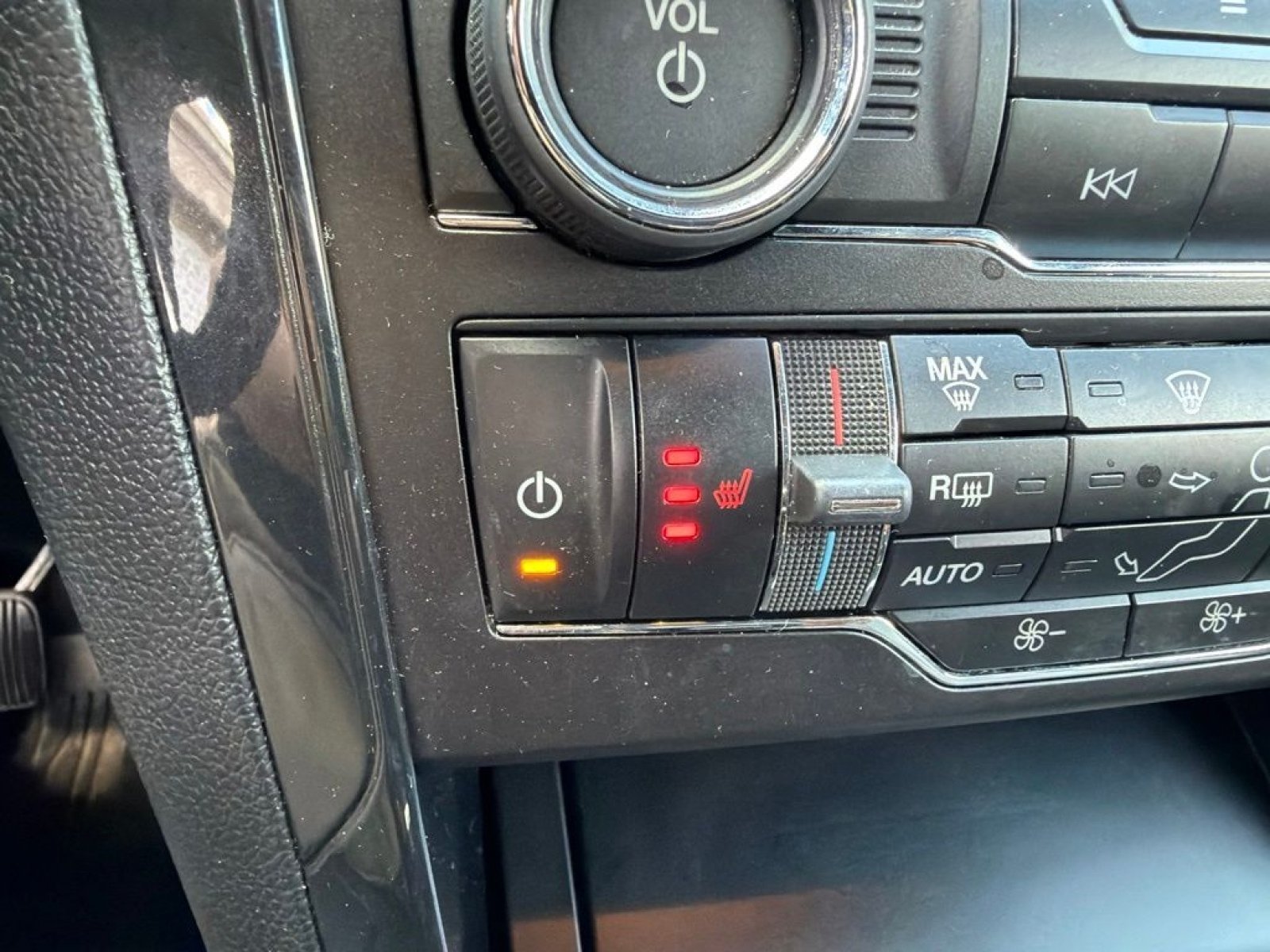 Used 2017 Ford Explorer XLT w/ Equipment Group 202A FWD image 18