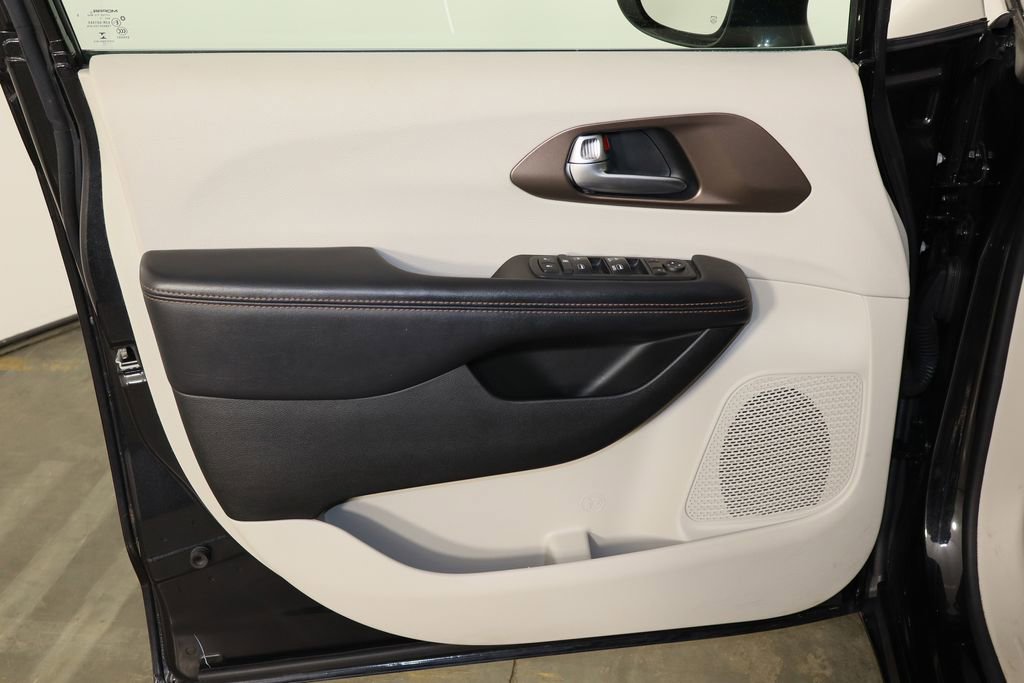 Used 2017 Chrysler Pacifica Touring-L w/ Tire & Wheel Group image 20