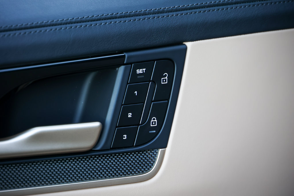 Certified 2025 Porsche Cayenne Turbo AWD/4WD image 26