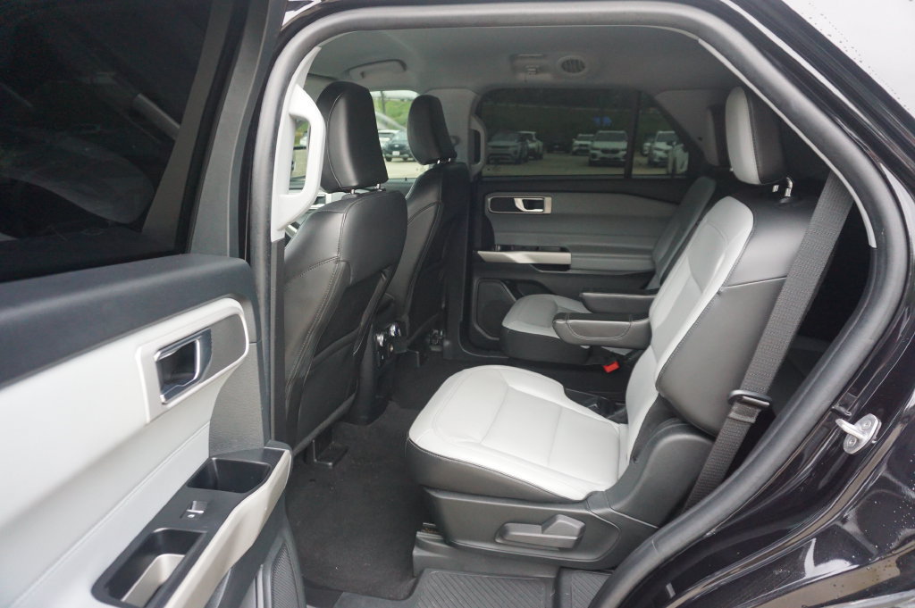 Used 2021 Ford Explorer XLT w/ Equipment Group 202A RWD image 14
