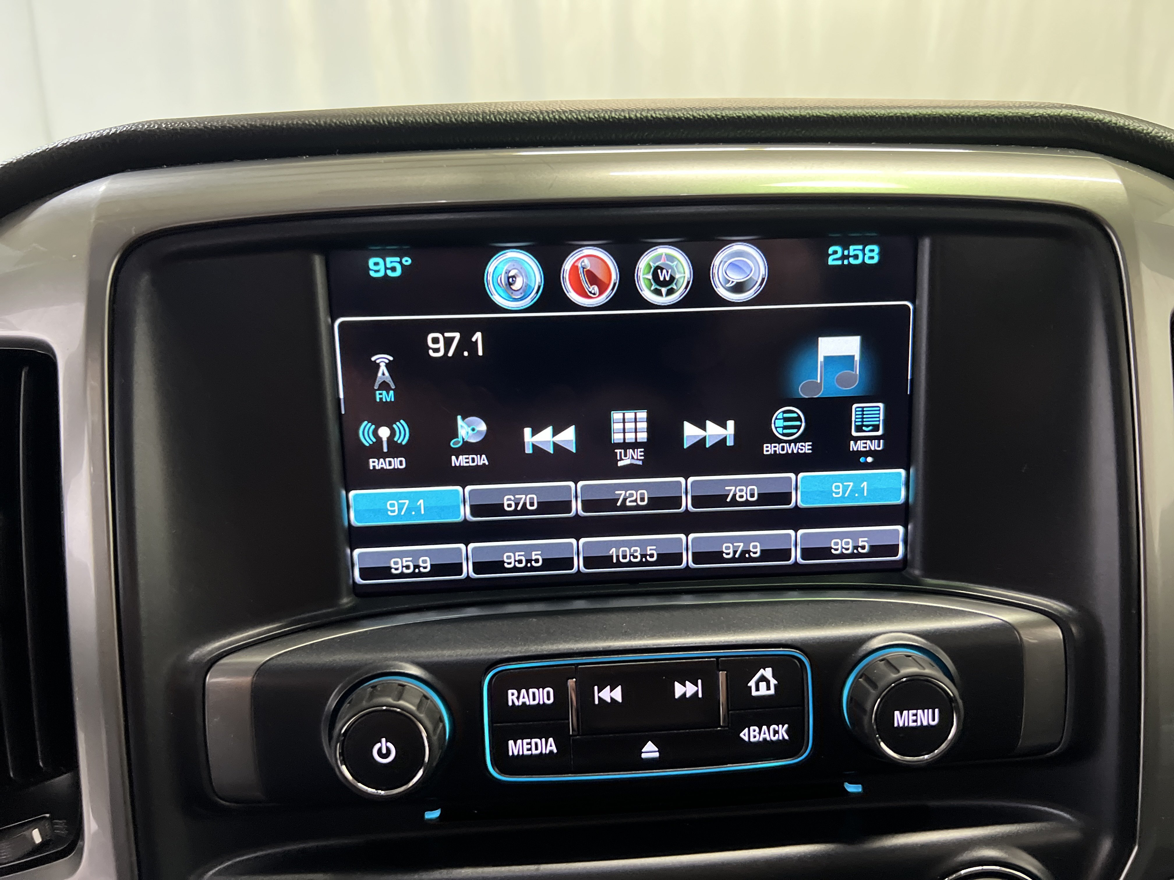 Used 2018 Chevrolet Silverado 1500 LT w/ All Star Edition AWD/4WD image 18