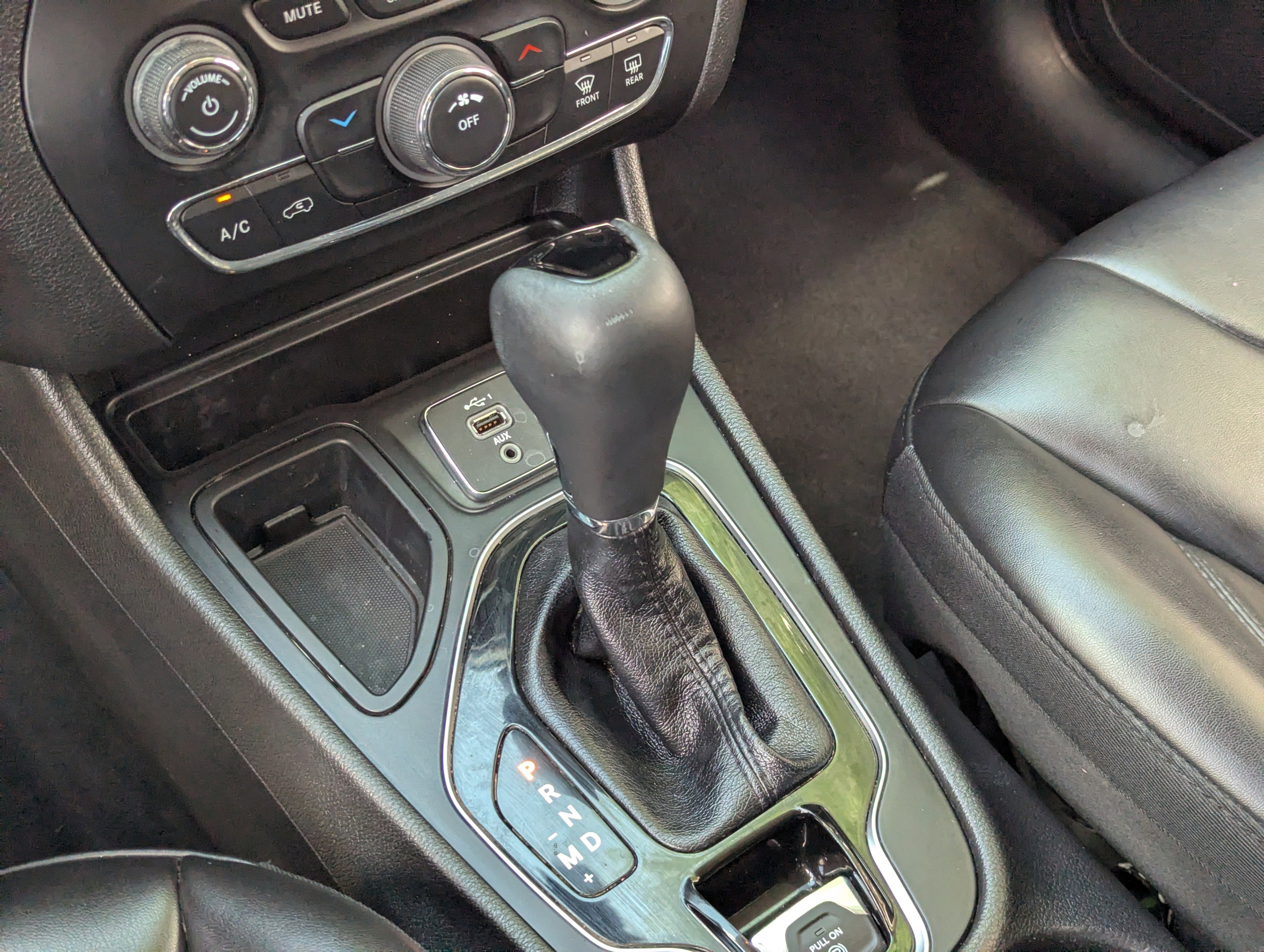Used 2019 Jeep Cherokee Latitude Plus FWD image 27