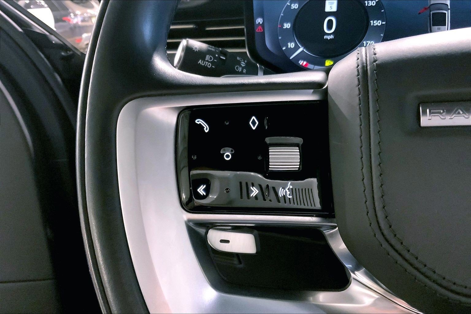 Used 2023 Land Rover Range Rover Long Wheelbase SE image 23