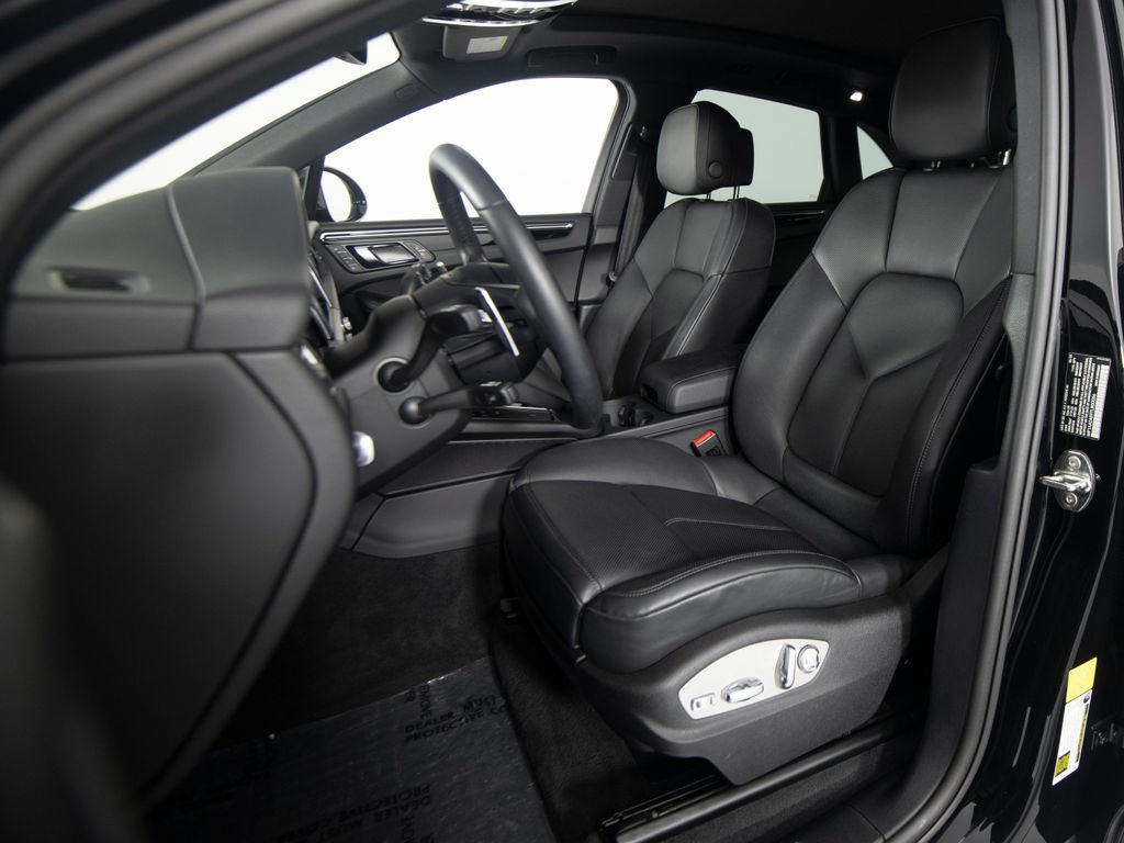 Certified 2026 Porsche Macan AWD/4WD image 5