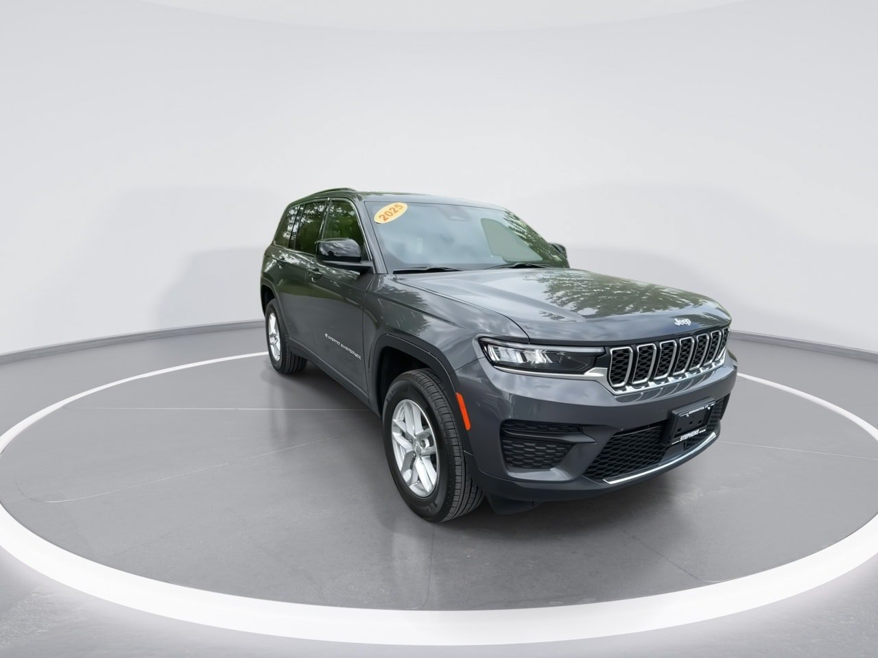Used 2025 Jeep Grand Cherokee Laredo X AWD/4WD image 2